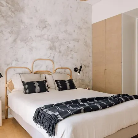 Banyak - 2 Bedrooms And Parking In Arroios Apartment