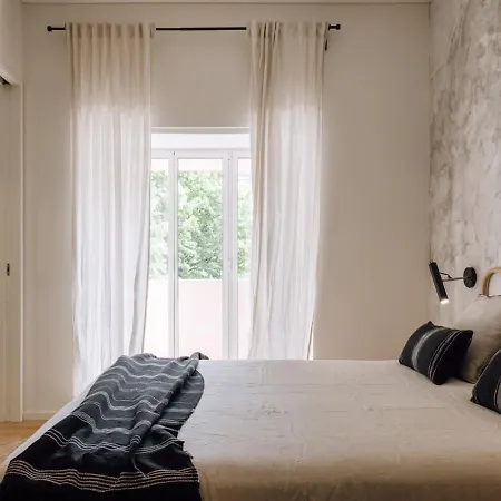 Banyak - 2 Bedrooms And Parking In Arroios Apartment