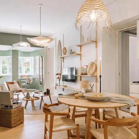 Banyak - 2 Bedrooms And Parking In Arroios Apartment